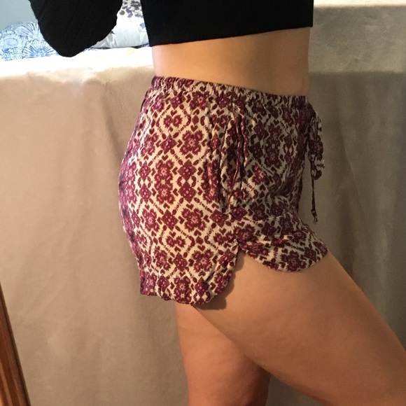 Brandy Melville Drawstring Patterned Shorts - Picture 4 of 5